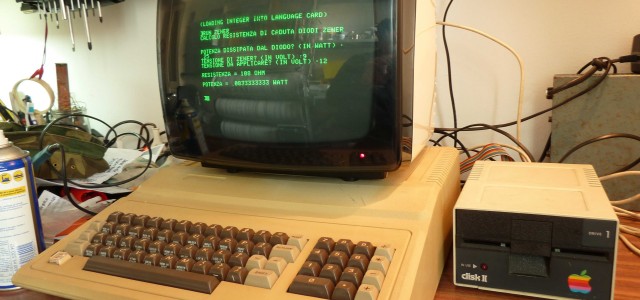 Questo computer e’ stato recuperato quasi 14 anni fa presso un rivenditore di rottami a Catania; giaceva all’aperto, in mezzo alle erbacce, ed e’ stato esposto a sole ed intemperie...